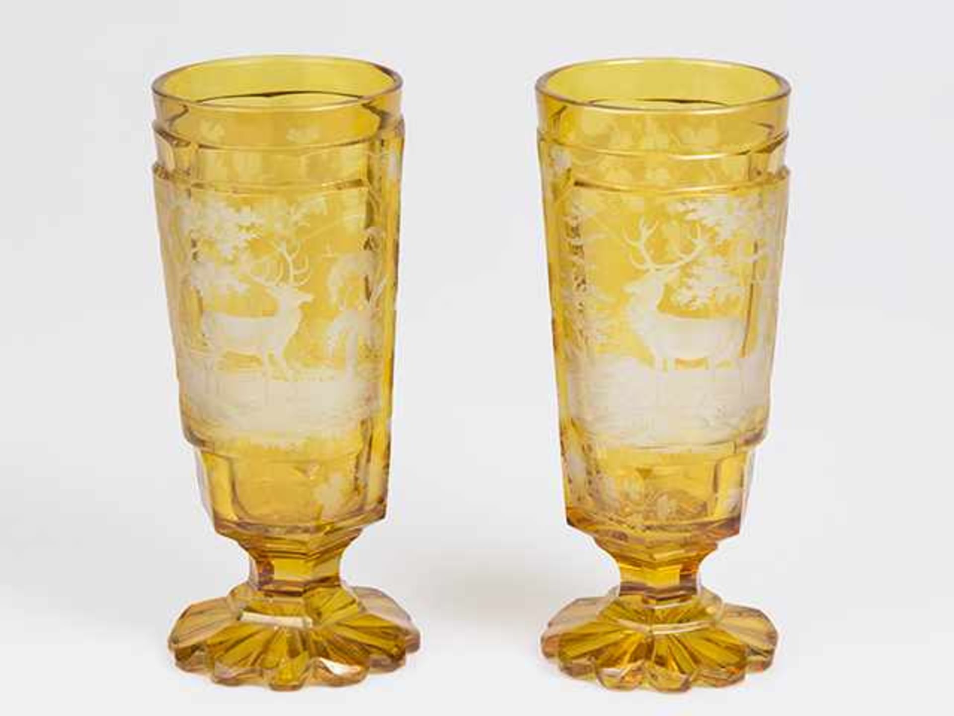2 Fußbecher um 1900 wohl Böhmen, bernsteinfarben gebeiztes Glas, mit facettiertem Schaft,