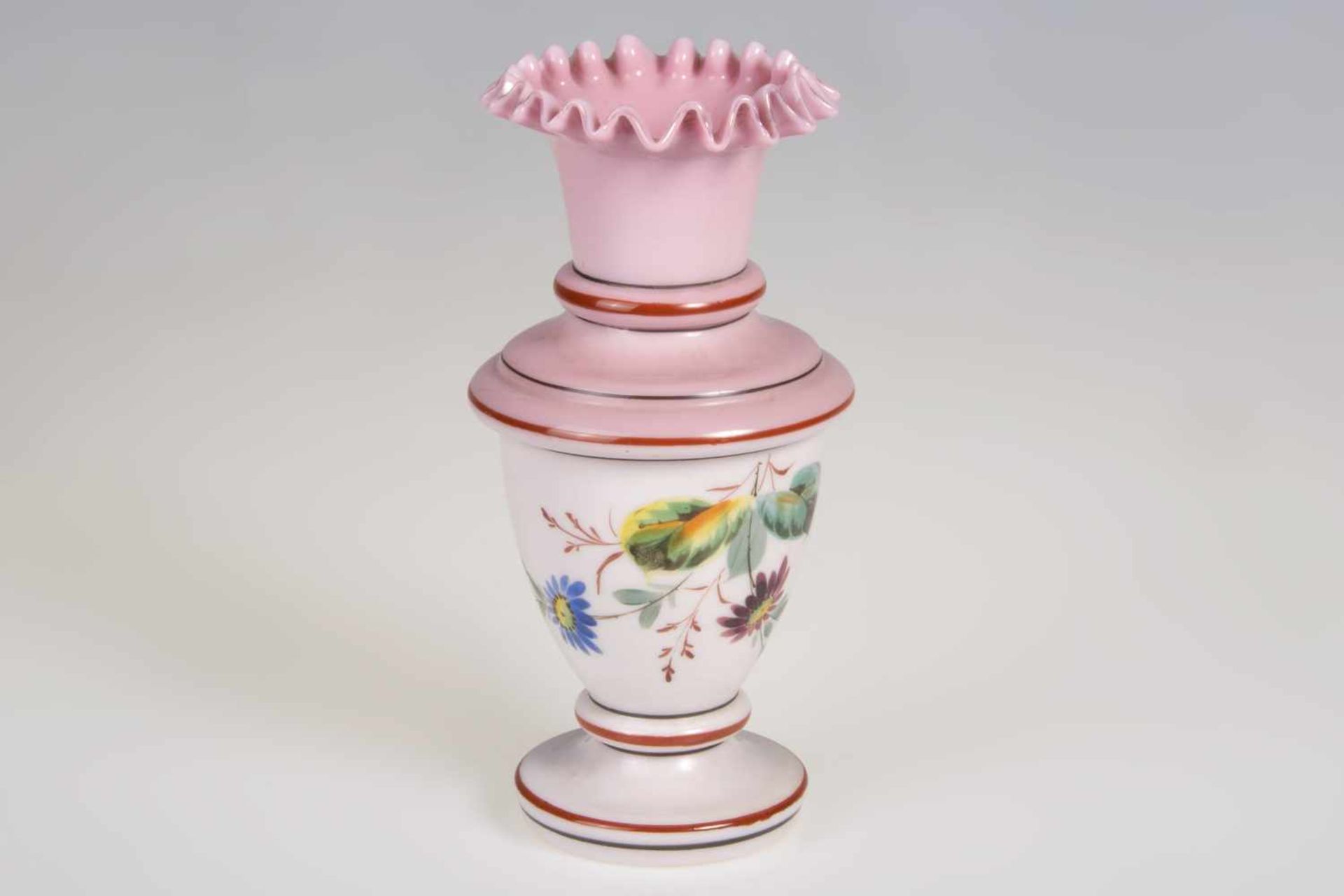 Historismus Vase mundgeblasenes opakes Glas, Wellen- Rüschenrand, Böhmen, um 1890/1900, sehr guter