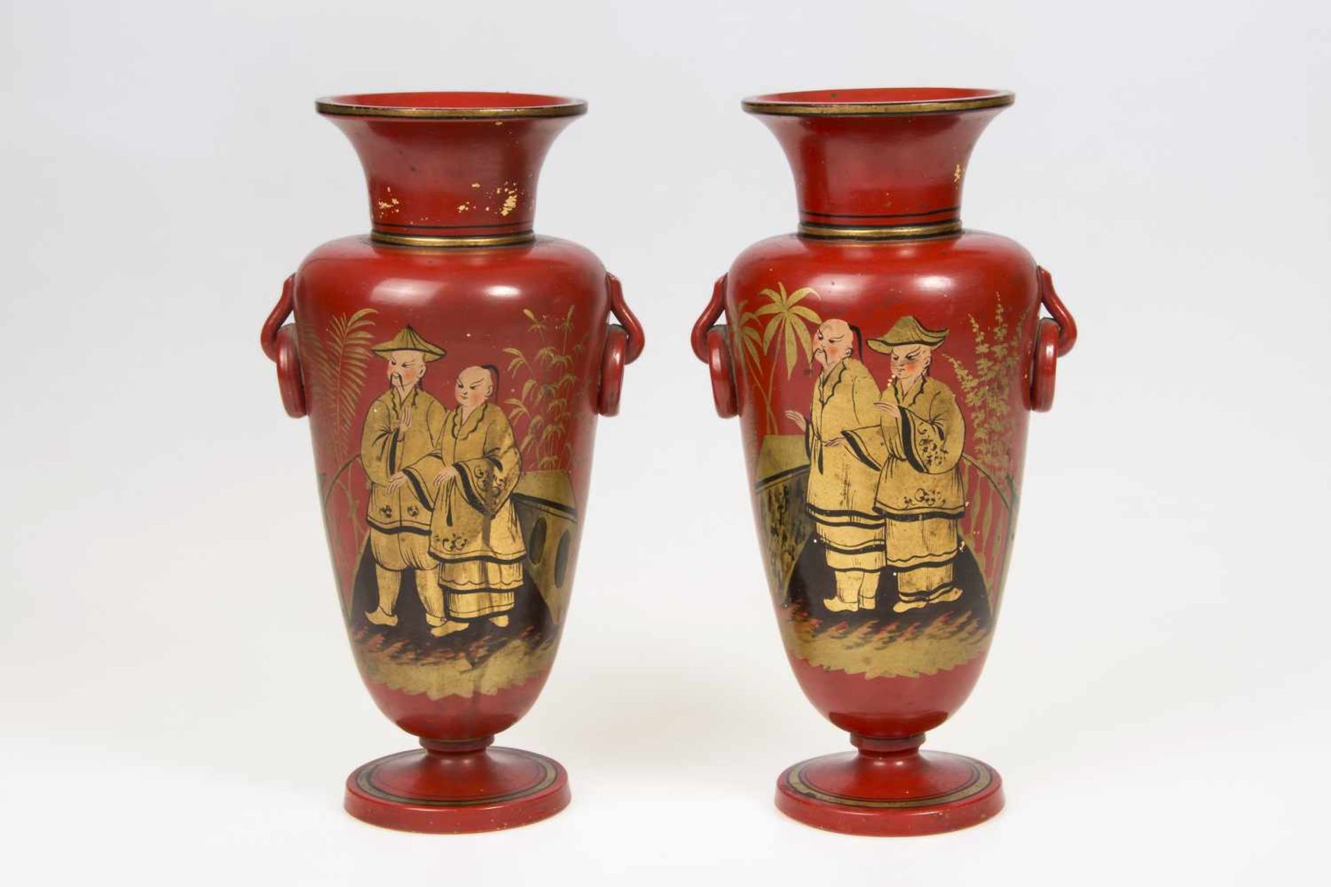 Paar Vasen mit seitlichen Handhaben, chinesischer Dekor, gebrannter Ton, rot gelackt, goldfarben