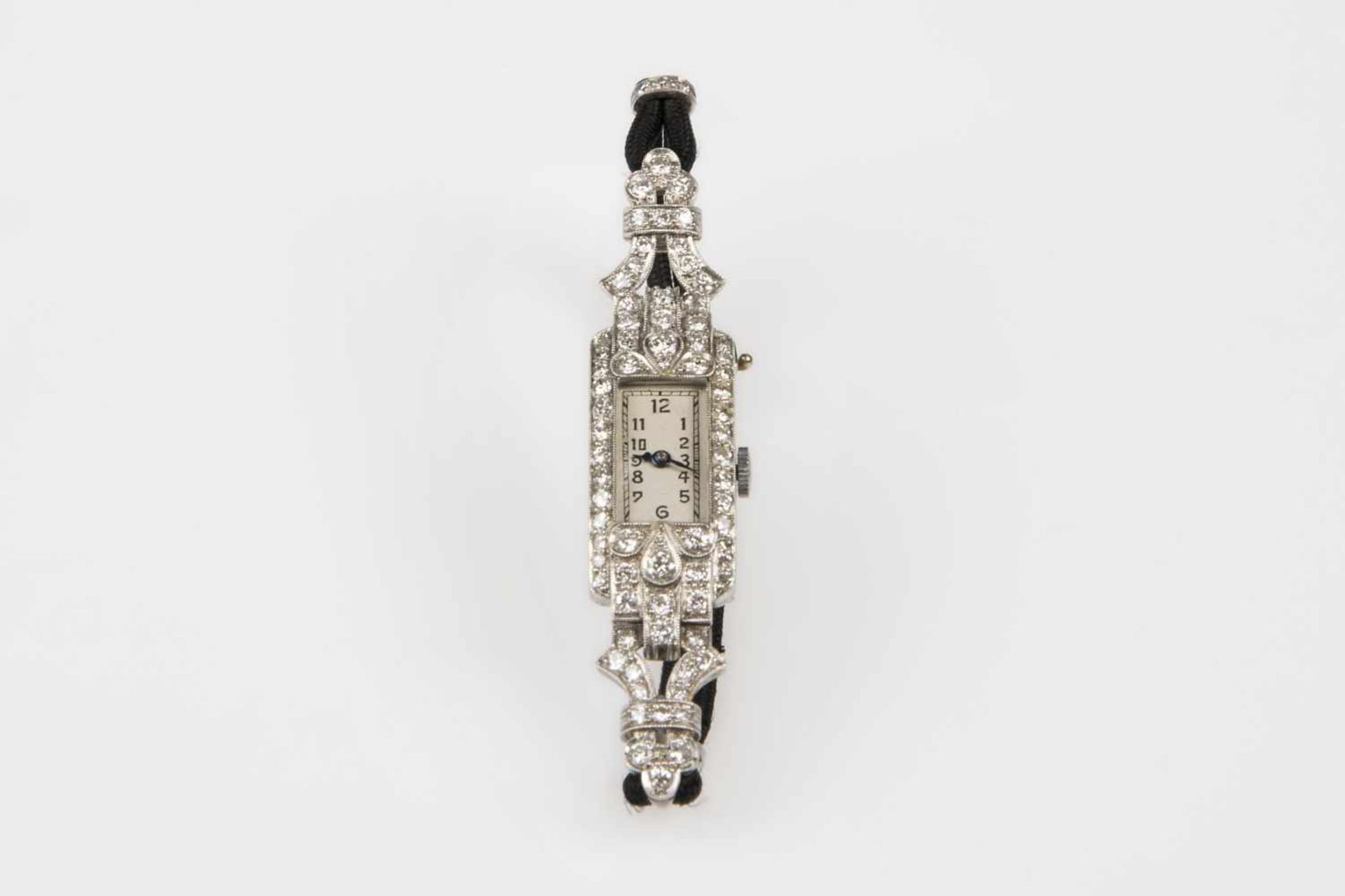 Art-Deco Damenarmbanduhr Platin mit Brillanten zus.ca.1,70 ct. Handaufzug, Länge 15,5 cm, 17,1 g;