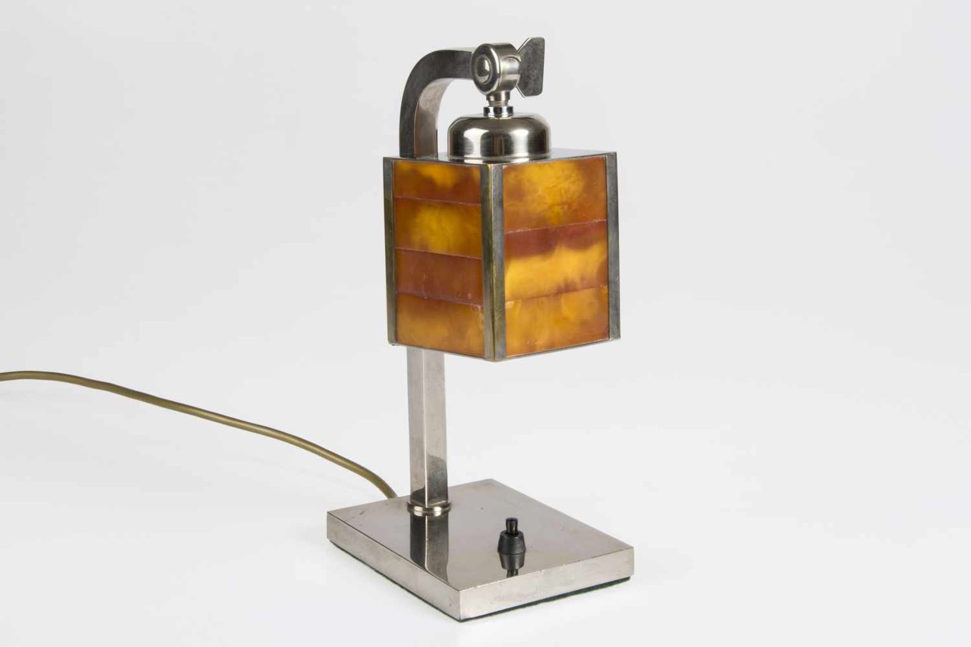 Nachtkästchenlampe um 1930 1 flammig elektrisch montiert, Chromgestell, mit Bernsteineinsätzen,