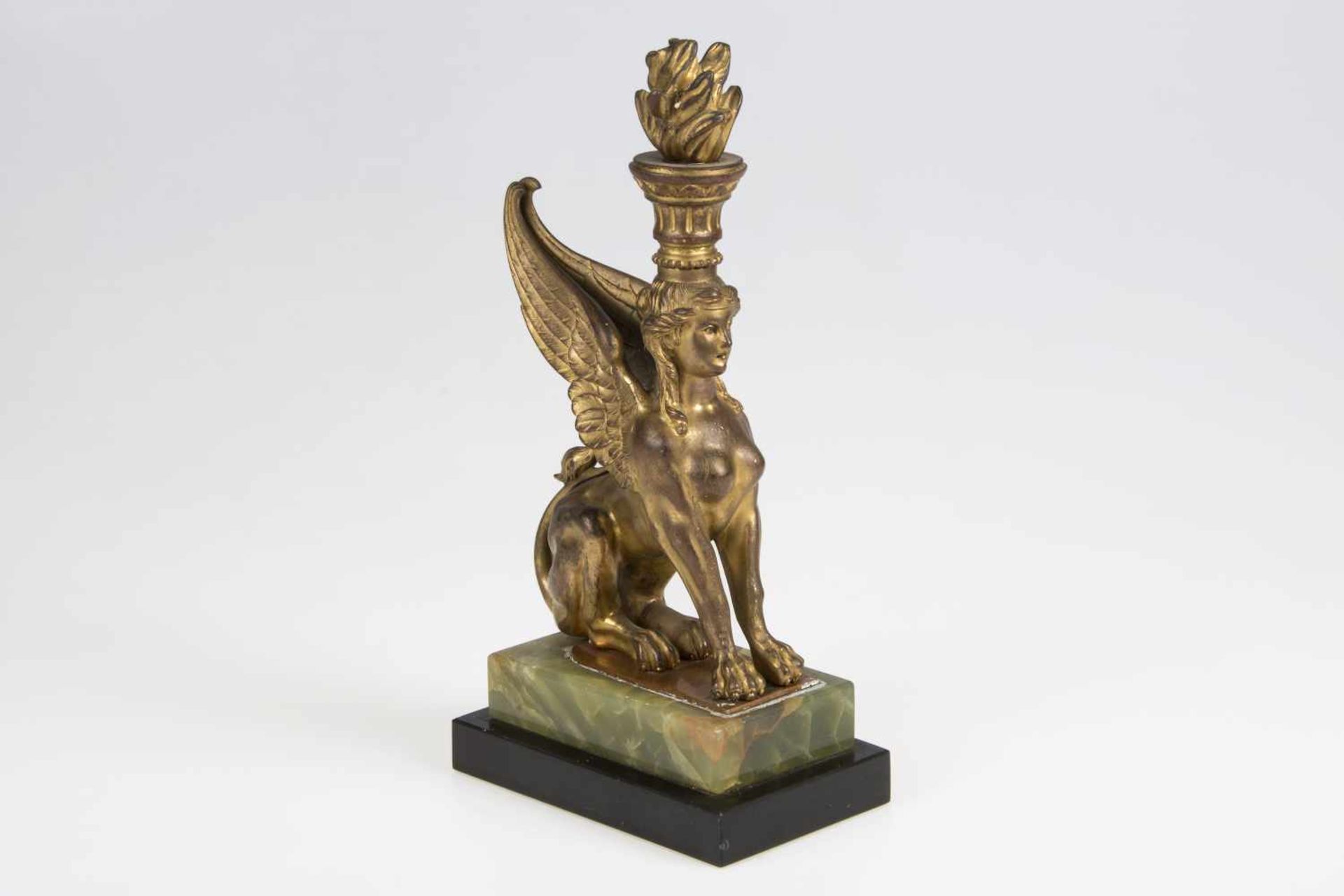 Figur, Fabelwesen Sphinx mit Löwenkörper und Adlerflügel, am Kopf ein Gefäß mit Flammen, Kupfer,