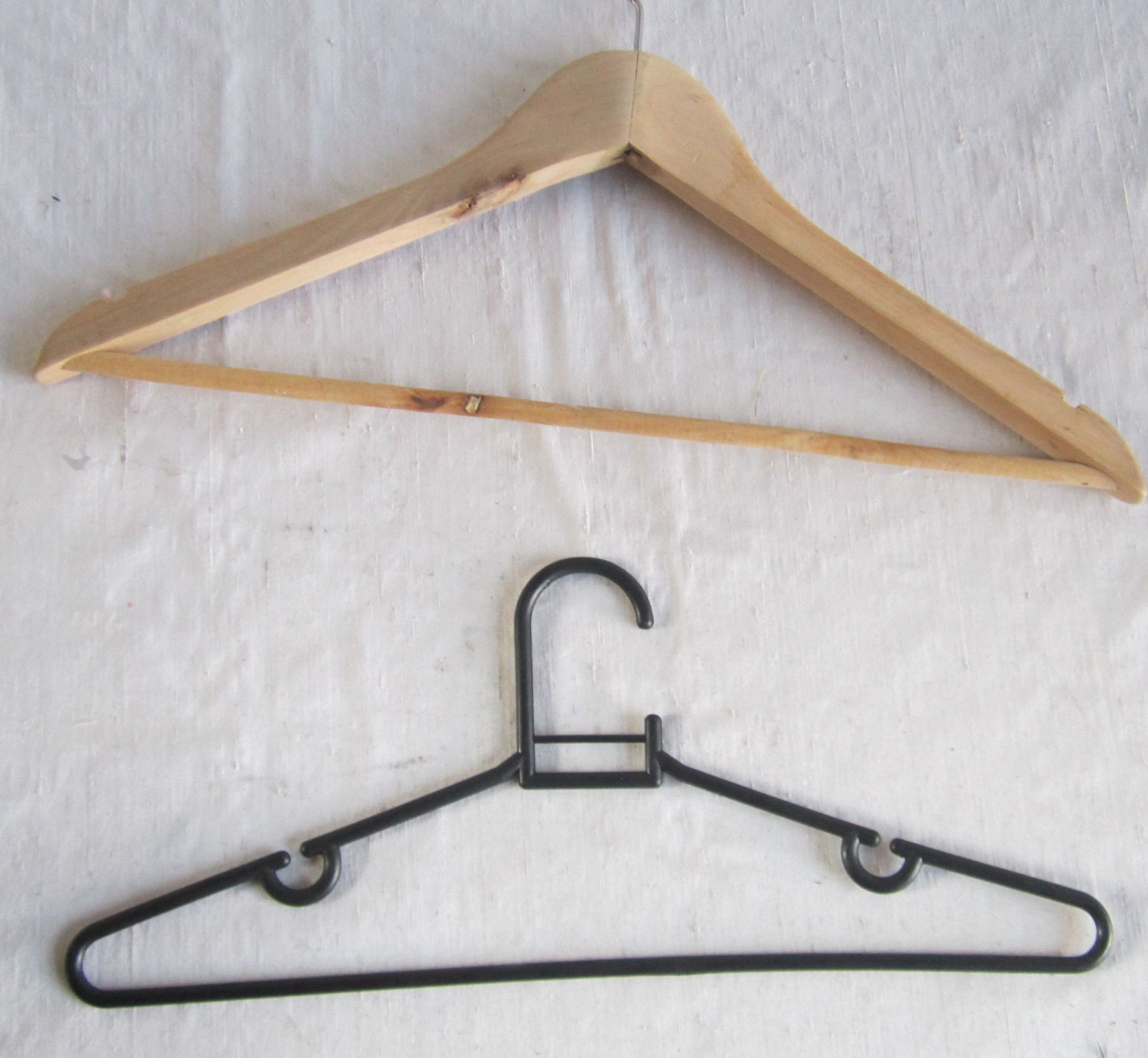 200 Pc Joblot Of Wooden And Plastic Coat Hangers