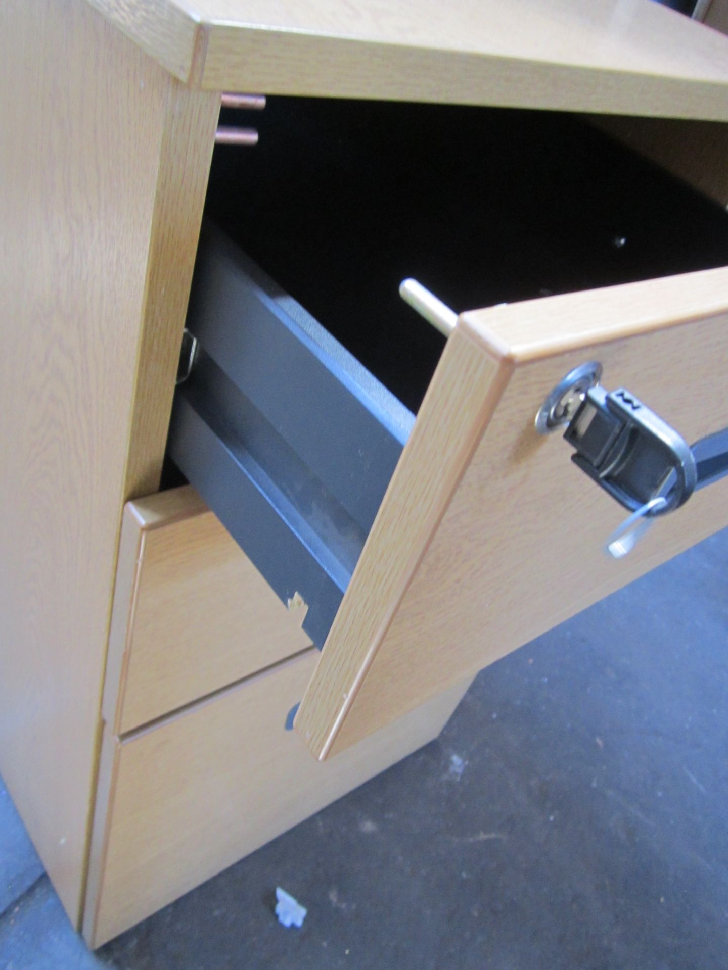 Furniture - Office Furniture Pedistal, 3 Draws With No Key On Wheels - Image 3 of 4