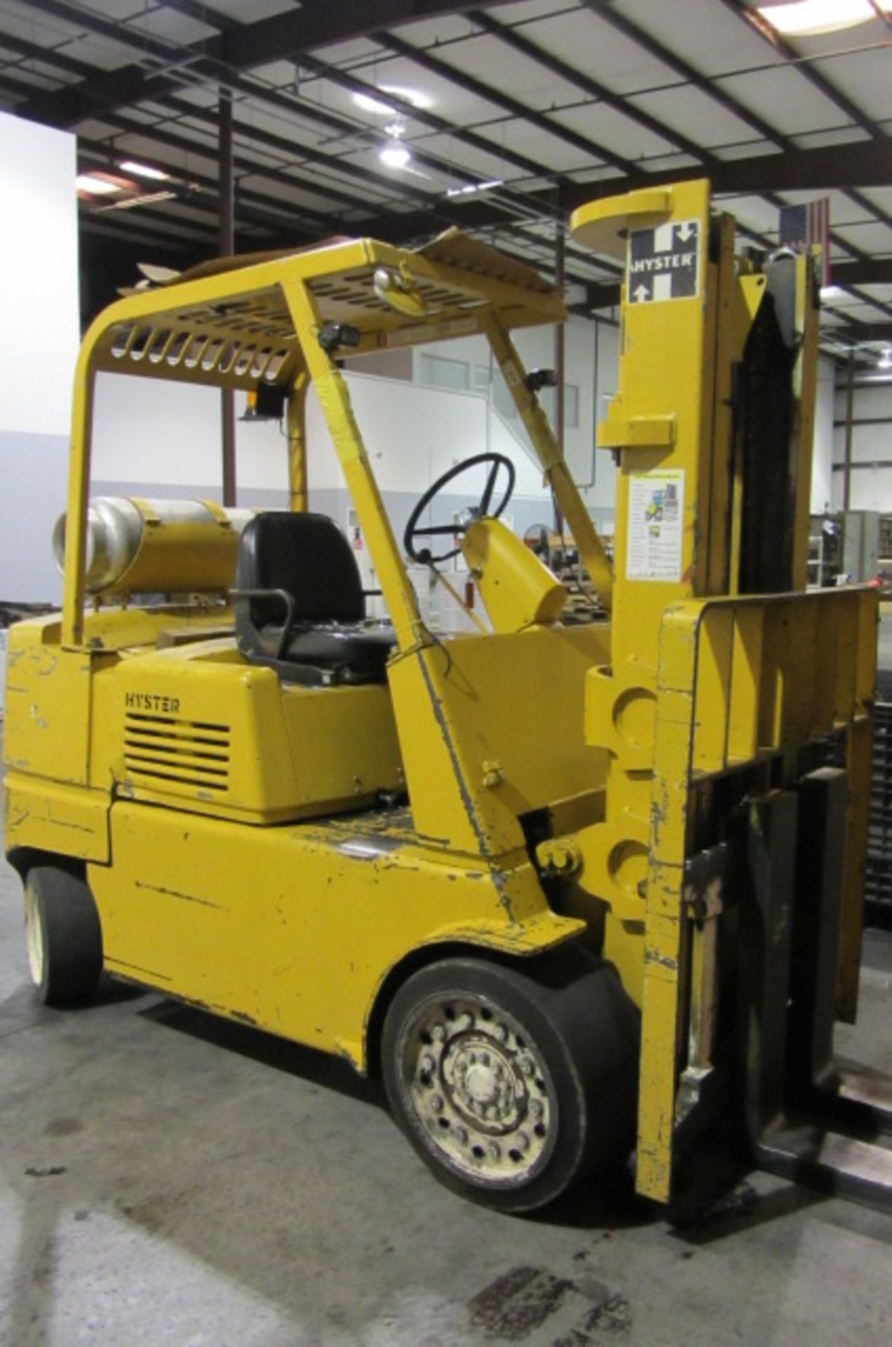 Hyster Model S100E 10,000lb Propane Forklift with 3-Stage Mast, 6' Forks, Headlights, (4) Hard - Image 6 of 7