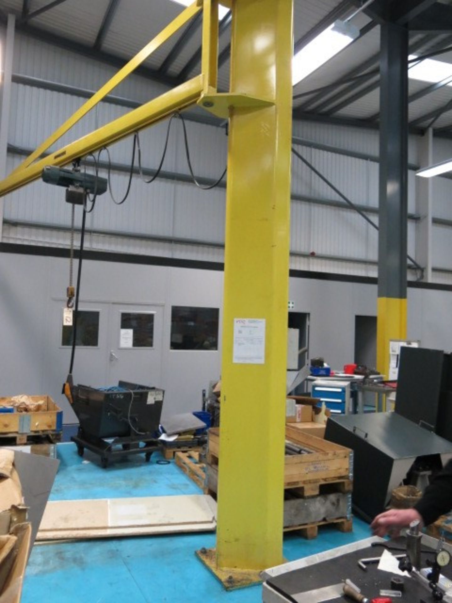 500 kg Capacity Freestanding Pillar Crane *Located VTL Group Ltd, Station Road, Bradley,