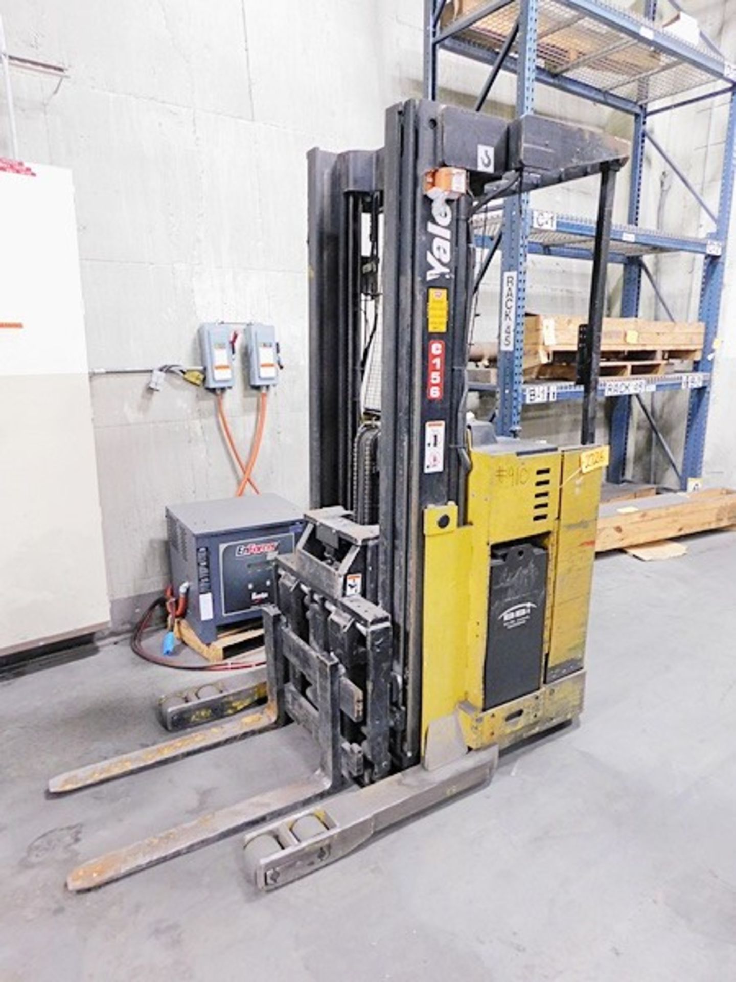 Yale Model NR035ABNS24se095 3500 lb Capacity Stand Up Forklift with New Battery, Charger, sn: