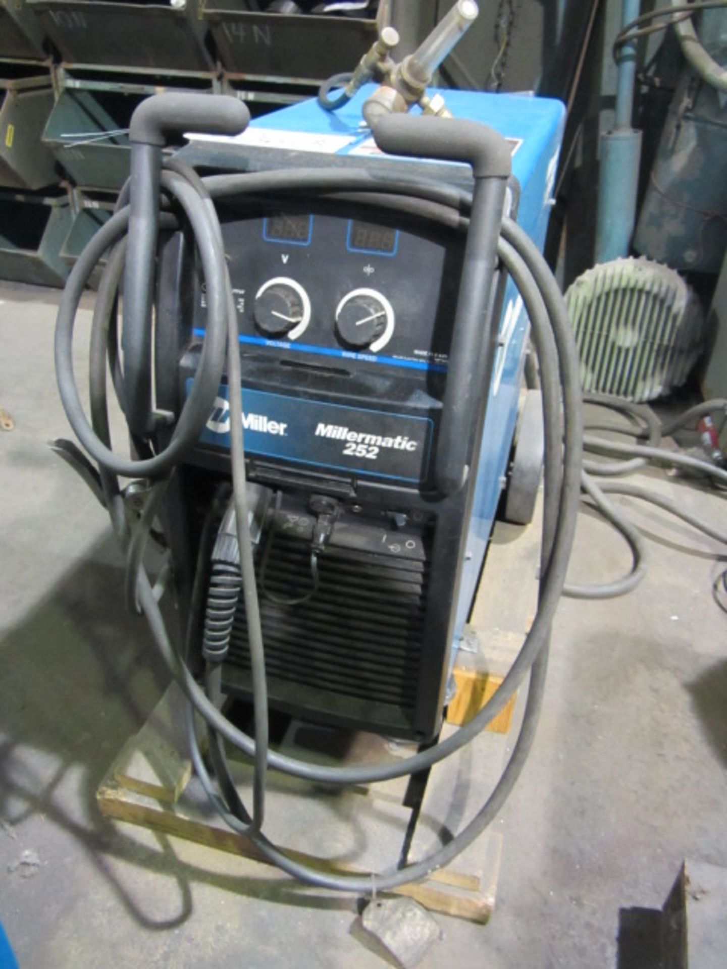 Miller Millermatic 252 Portable Welder, sn:MB060072N