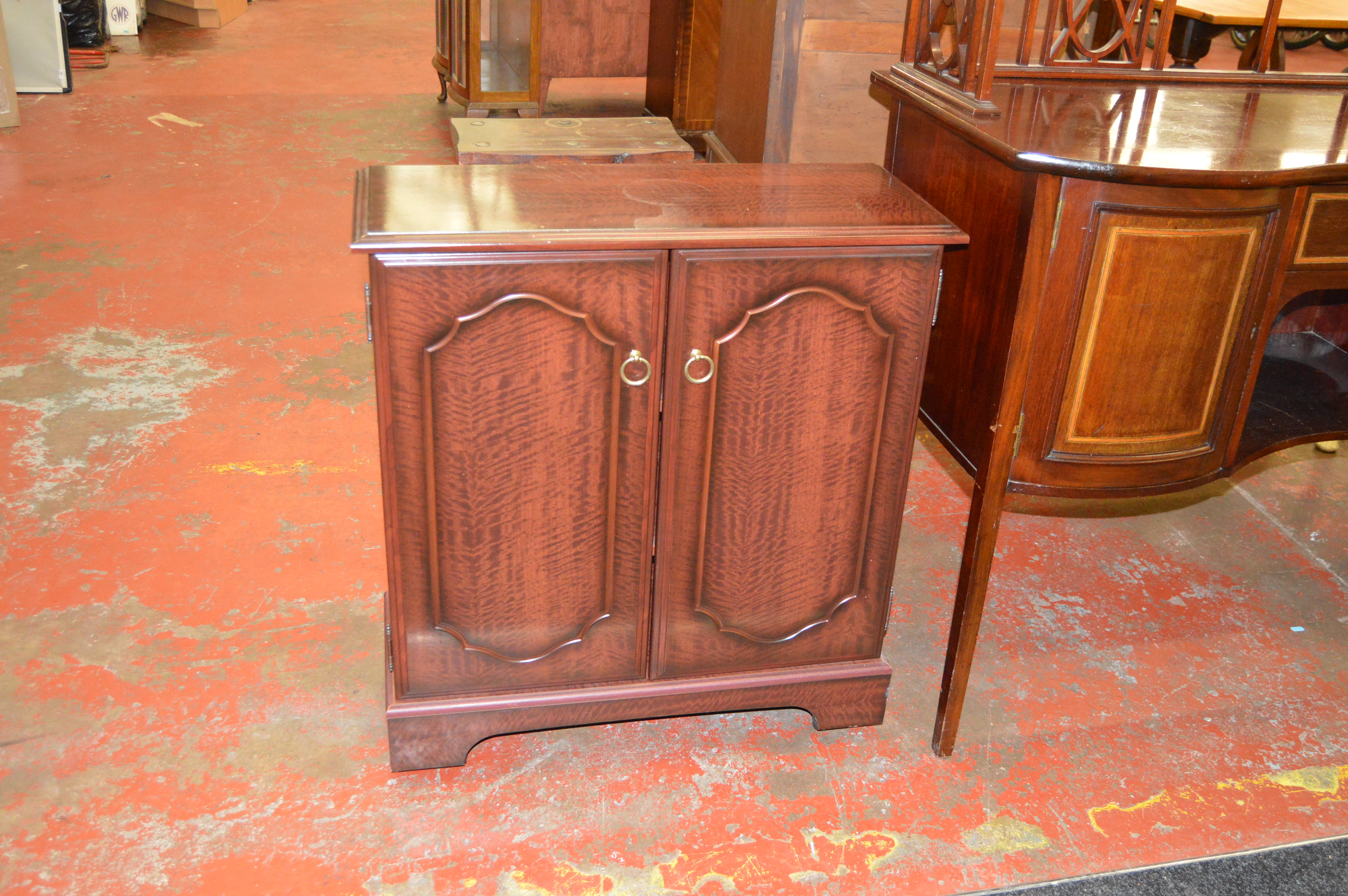 A reproduction mahogany 2 door cabinet