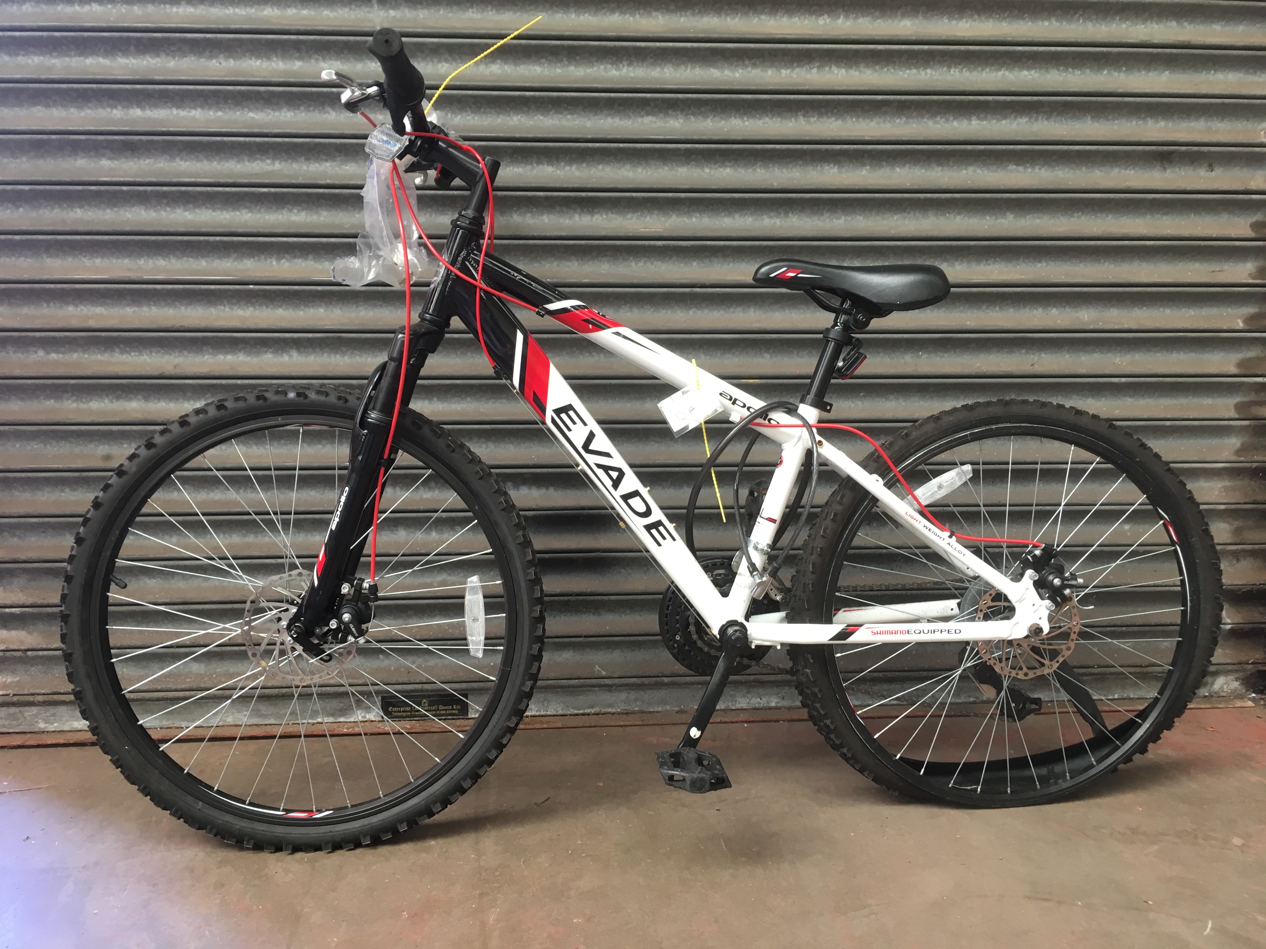 POLICE > Apollo Evade mountain bike / bicycle [NO RESERVE] [VAT ON HAMMER PRICE]
