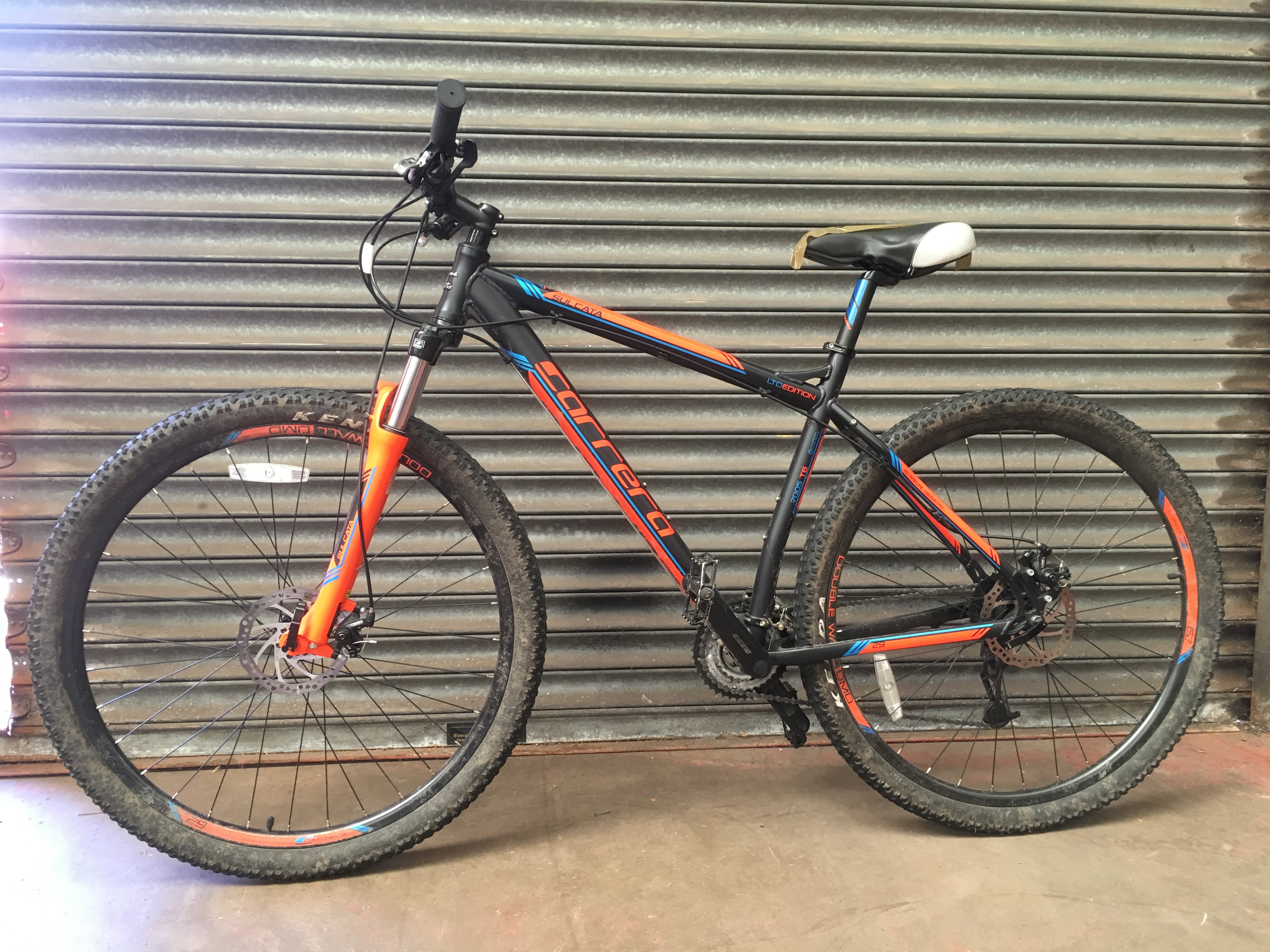 POLICE > Carrera Sulcata "29er" mountain bike / bicycle [NO RESERVE] [VAT ON HAMMER PRICE]