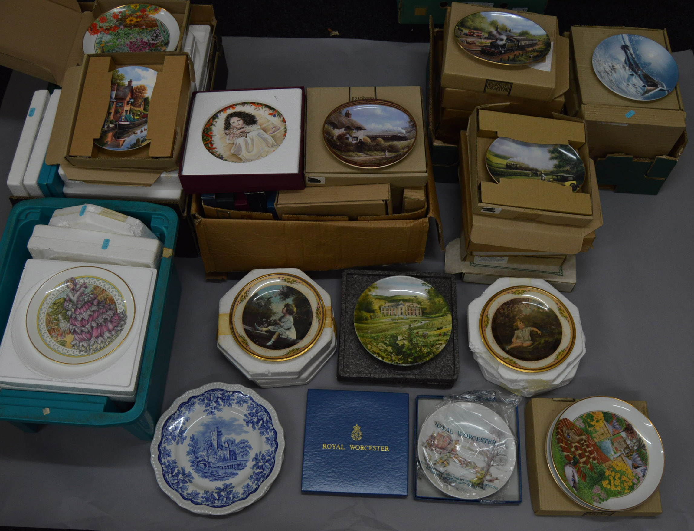A good quantity of of decorative plates, approx 80.