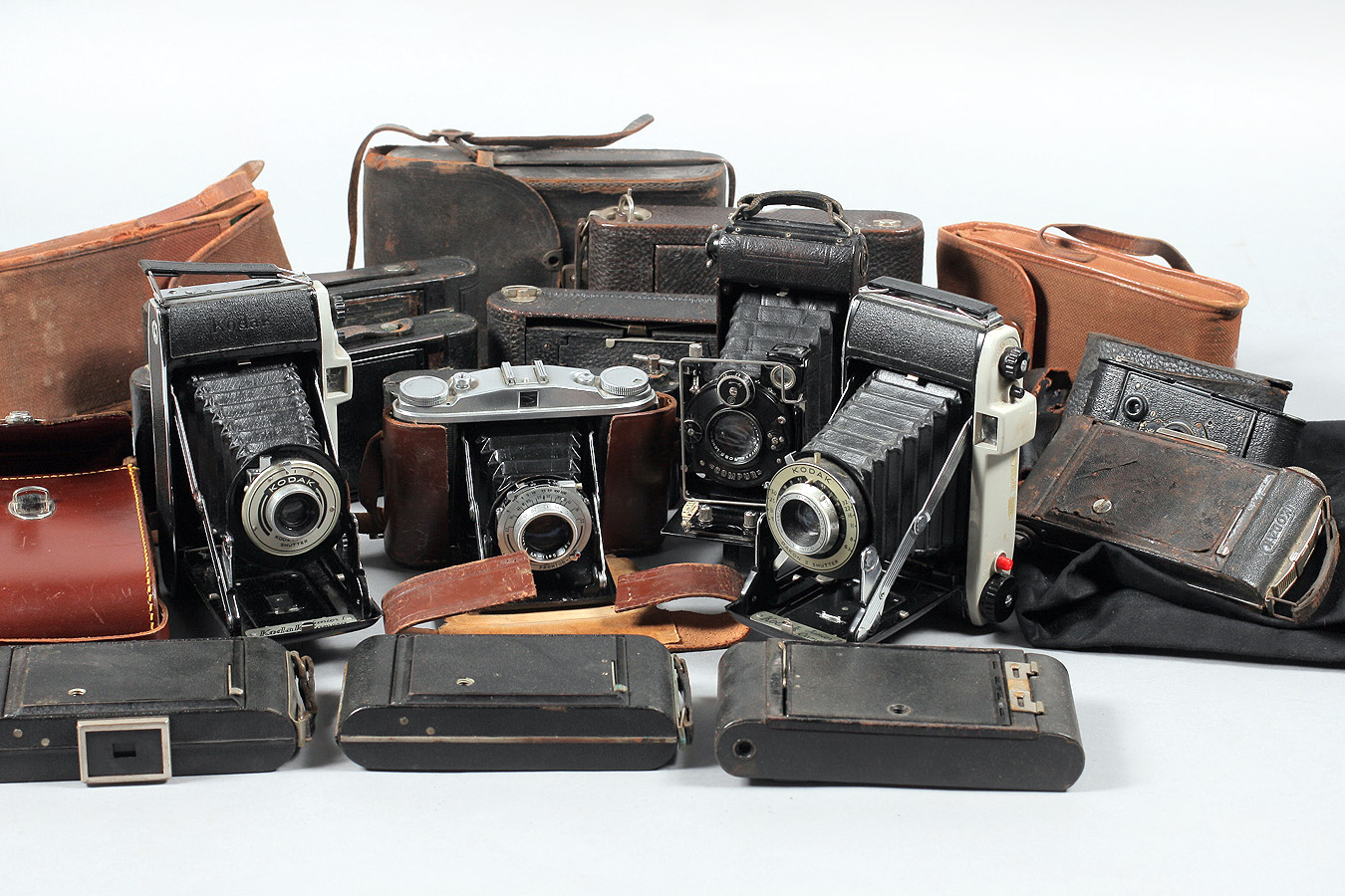 Quantity of Kodak & Other Folding Vintage Cameras. Including 2x Kodak Juniors etc.