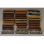 O gauge, 30 x coaches by Bachmann, Hornby, Lima, Airfix, etc. F-VG, some with damage, unboxed.