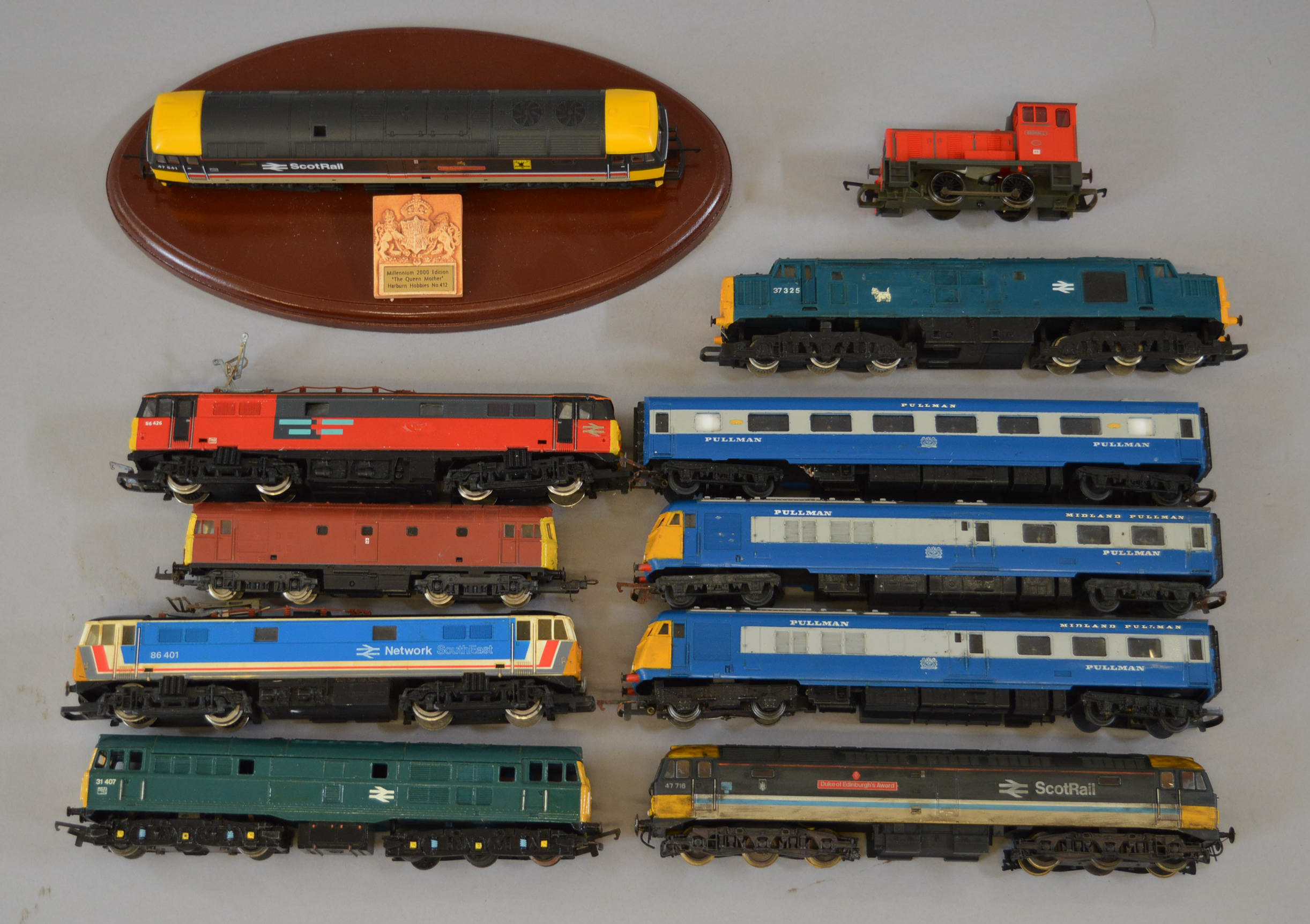 OO Gauge 9 x assorted diesel & electric locomotives, includes Blue Pullman,