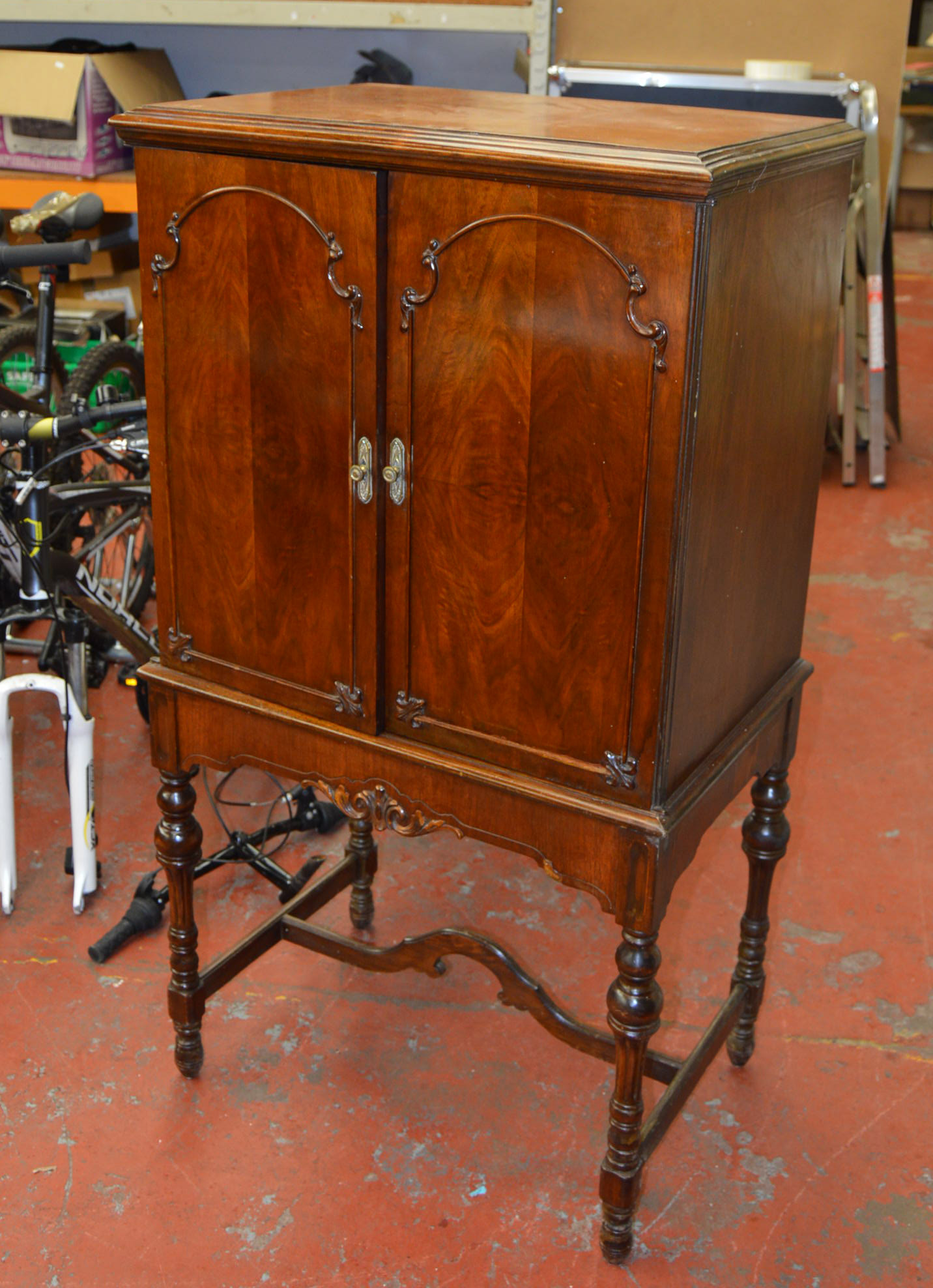 Reproduction cabinet