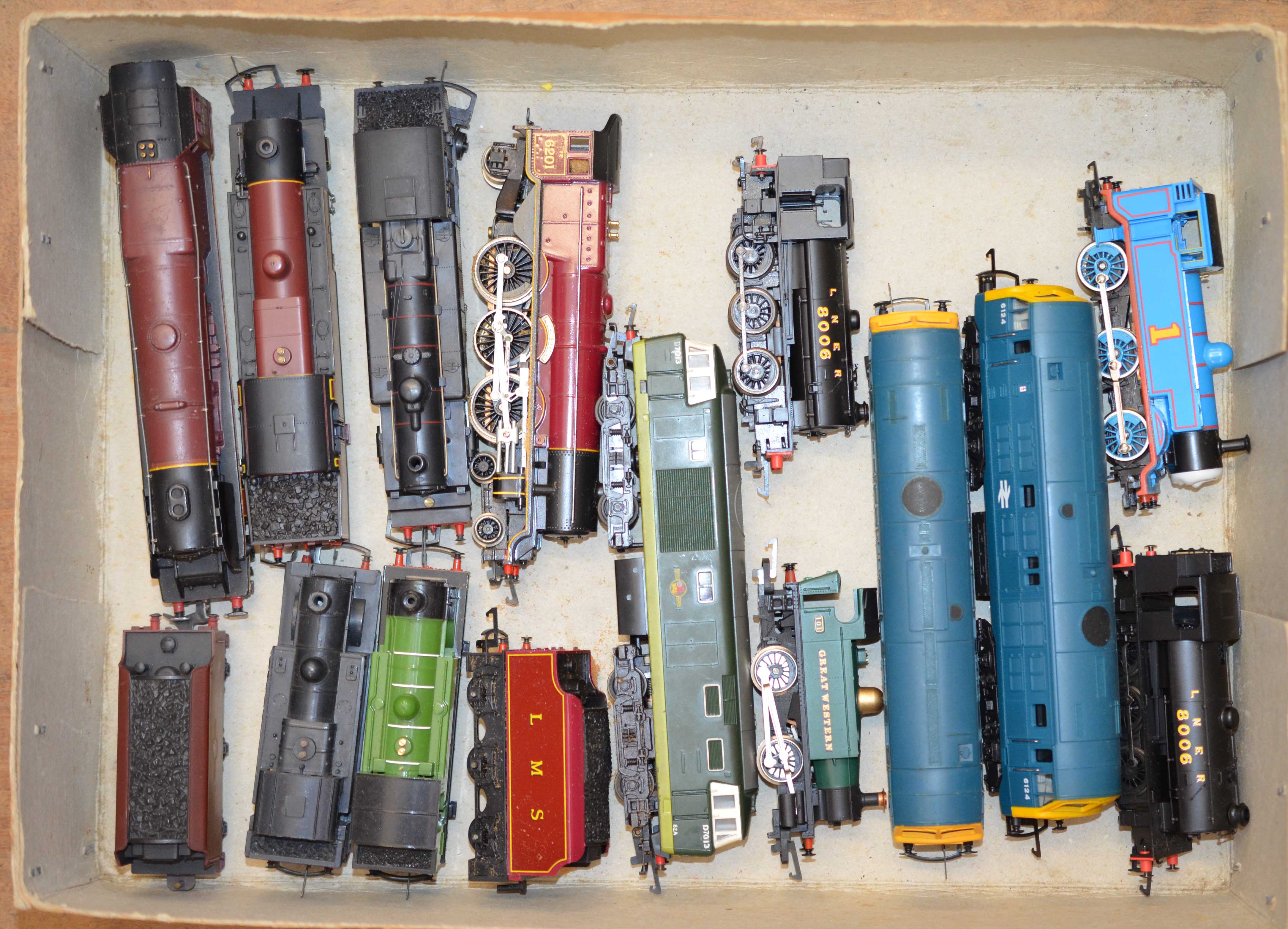 OO gauge, 13 x Hornby locomotives, diesel and steam engines in various livery,