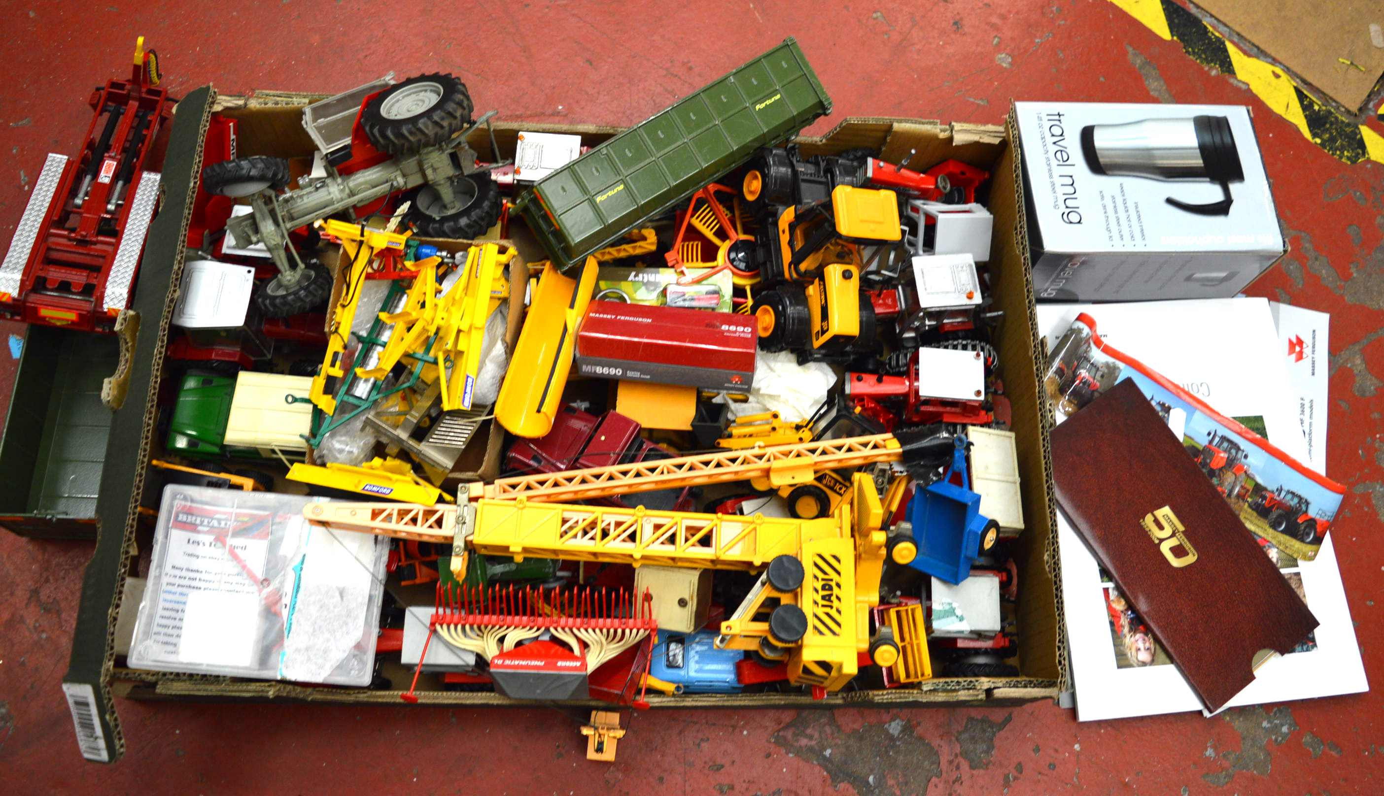 Good quantity of unboxed diecast model tractors and accessories by Britains, Siku and similar.