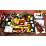 Good quantity of unboxed diecast model tractors and accessories by Britains, Siku and similar.