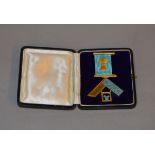 A hallmarked 18ct gold and enamel masonic jewel. Birmingham, W. J. Dingley, 1923. "Presented To Wor.