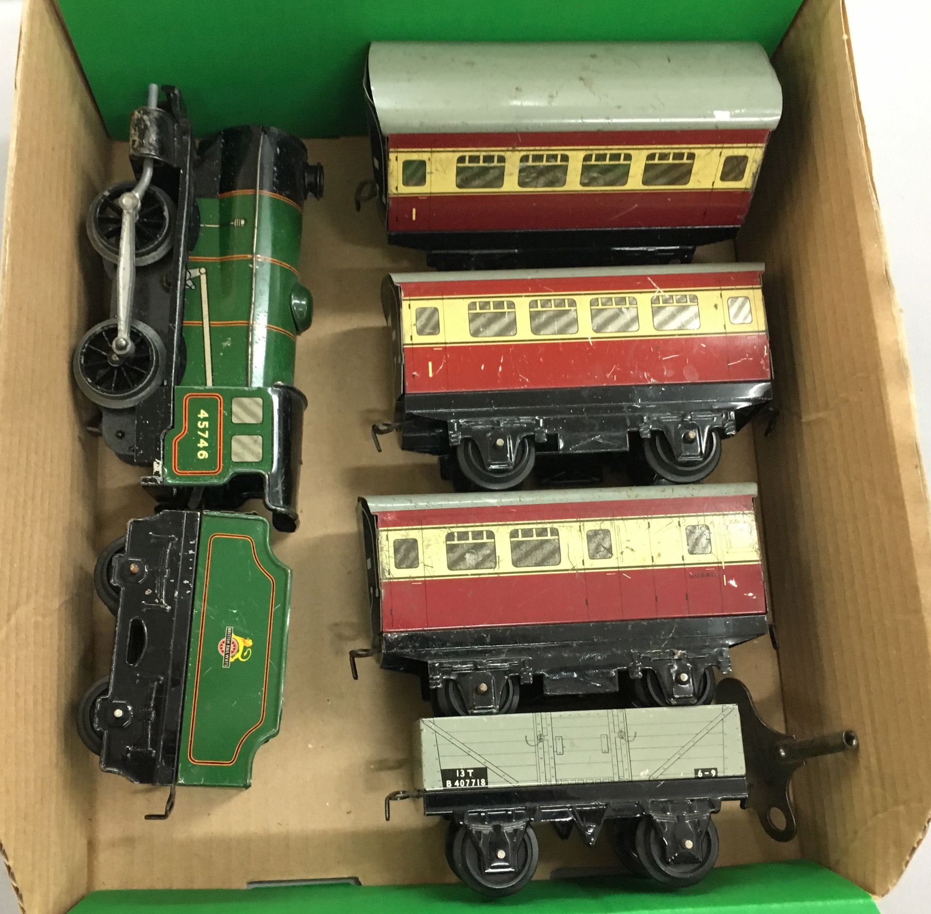 A Triang O gauge engine and coaches [NO RESERVE]
