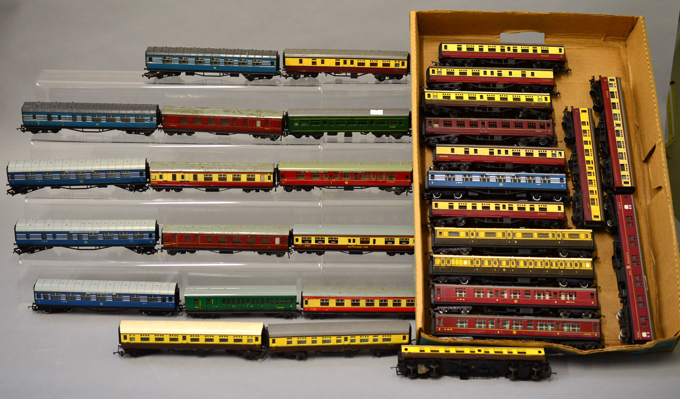 OO gauge. 31 x unboxed coaches by Hornby including Dublo examples, Triang, etc.