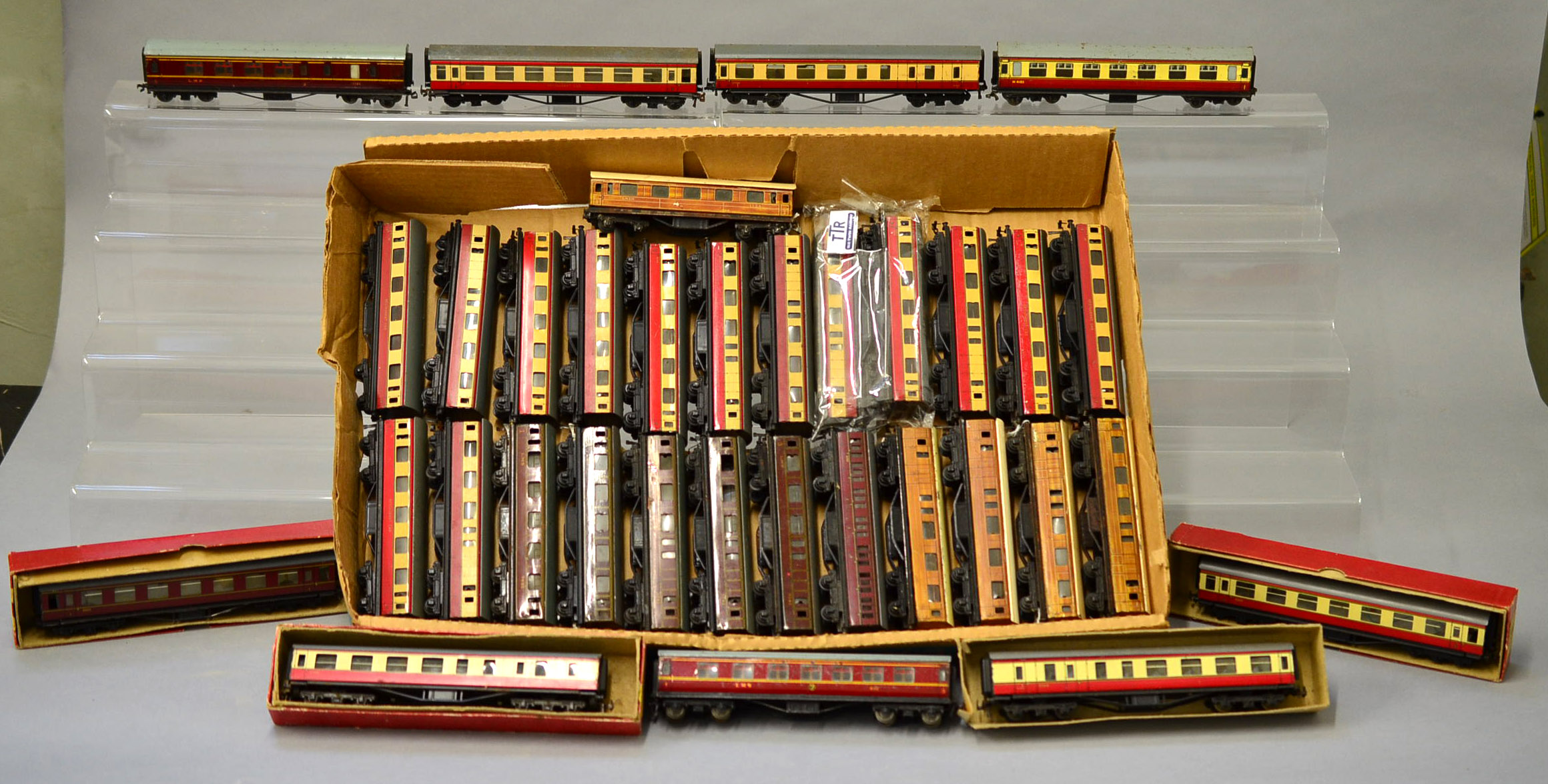 OO gauge. 34 x coaches by Hornby Dublo, Trix, etc. Mostly unboxed, three boxed.