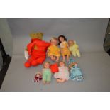 Large teddy bear, c. 1940s, with a group of assorted dolls including 1950s examples.