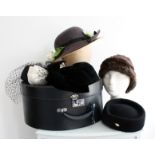 6 mixed vintage hats in a vintage hat box including a 30s straw hat and 2 pillbox style.