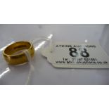 A 22ct gold wedding band-11.93g