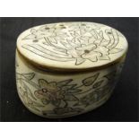 A horn snuff box decorated with flowers