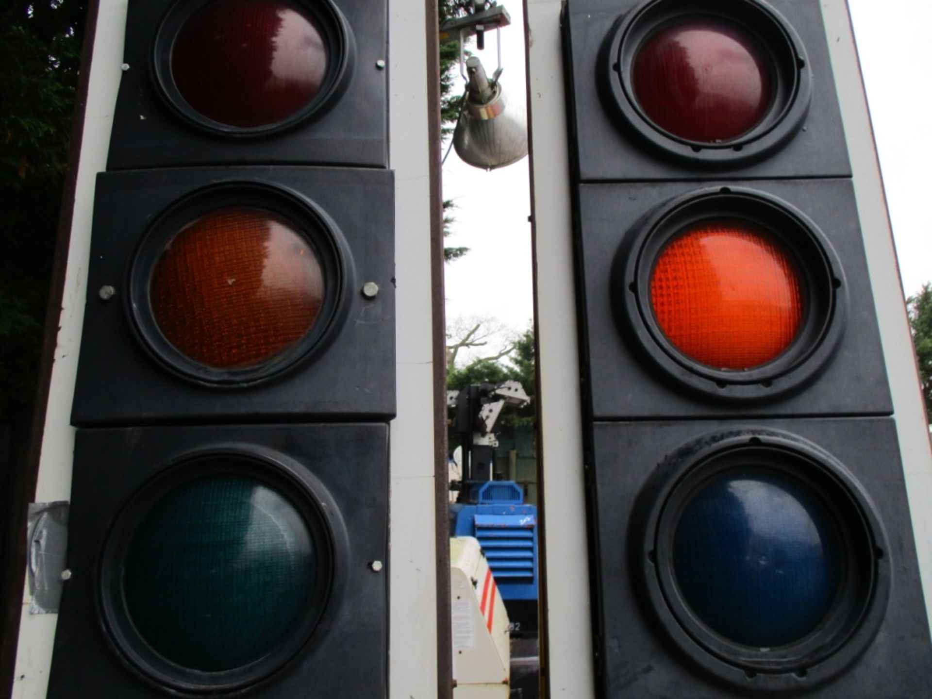 PORTABLE BATTERY POWERED TRAFFIC LIGHT SET ON TRAILER PLUS 4 X ADDITIONAL UNITS - Image 9 of 17