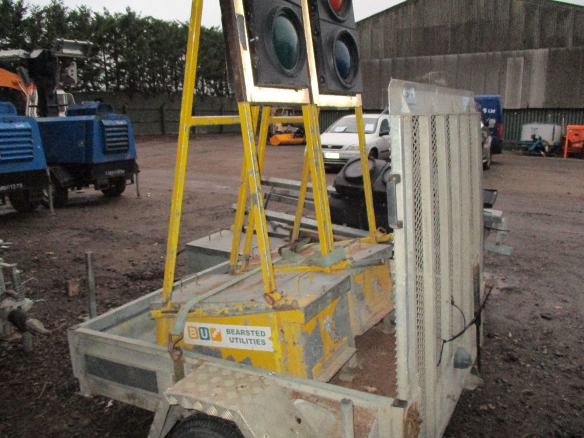 PORTABLE BATTERY POWERED TRAFFIC LIGHT SET ON TRAILER PLUS 4 X ADDITIONAL UNITS - Image 2 of 17