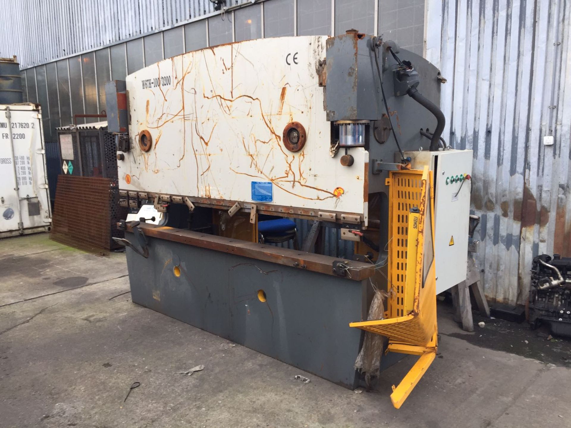 LARGE CAPACITY PRESS BRAKE....DAMAGED