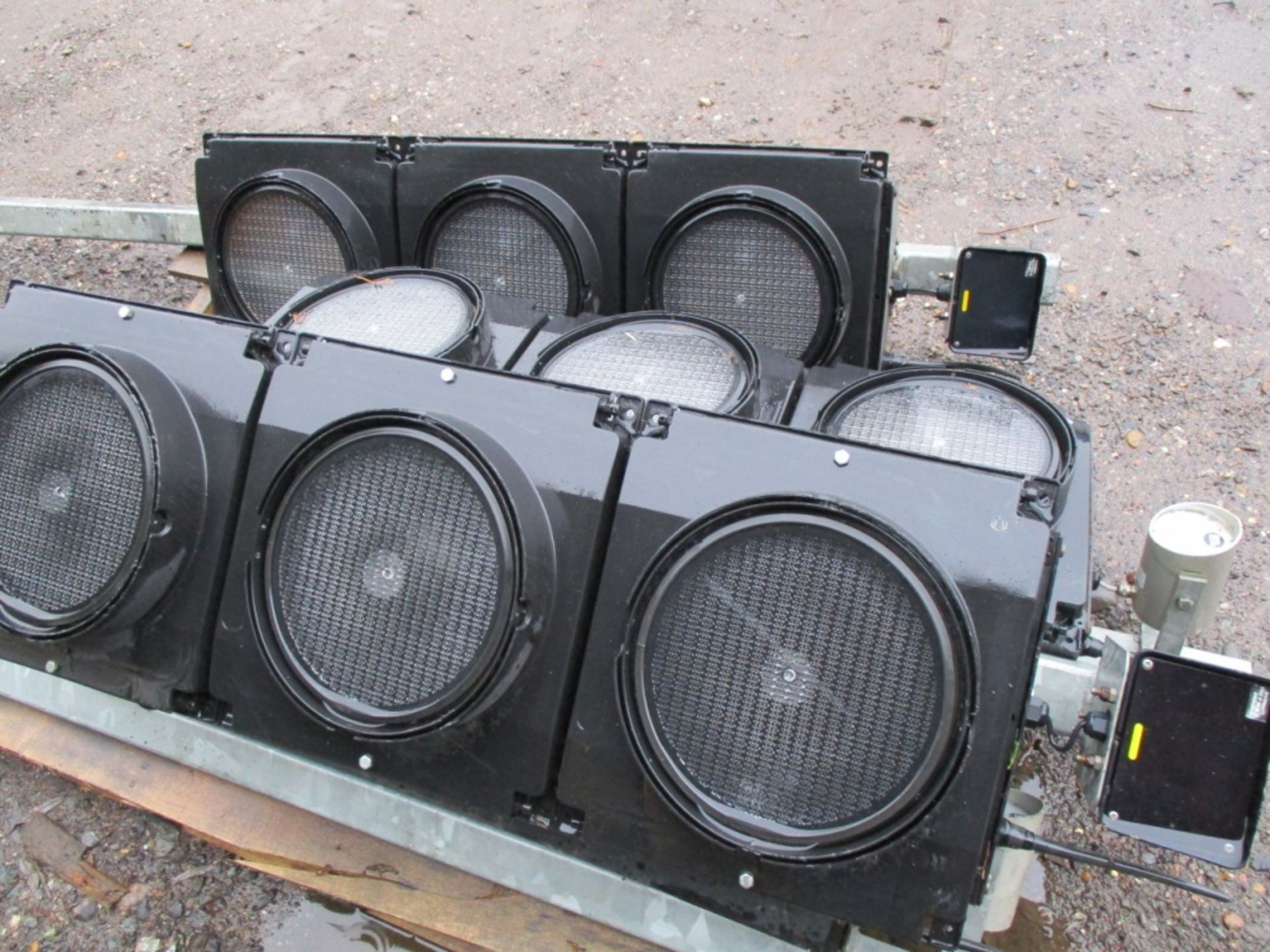 PORTABLE BATTERY POWERED TRAFFIC LIGHT SET ON TRAILER PLUS 4 X ADDITIONAL UNITS - Image 16 of 17