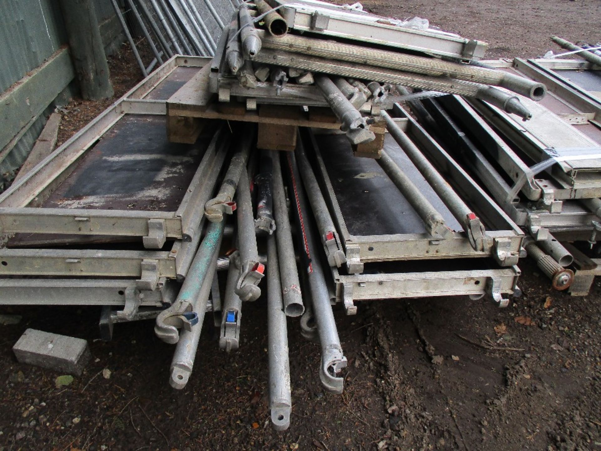 QUANTITY OF BOSS AND ALTO DOUBLE & SINGLE SCAFFOLD TOWER PARTS - Image 4 of 5