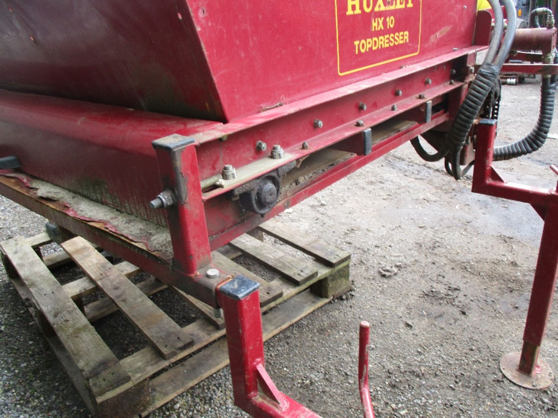 Huxley HX10 hydraulic topdresser to suit utility vehicle/compact tractor - Image 4 of 4