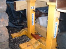 2 X RAIL LIFTING JACKS WITH SWL RATING OF 10 TONNES
