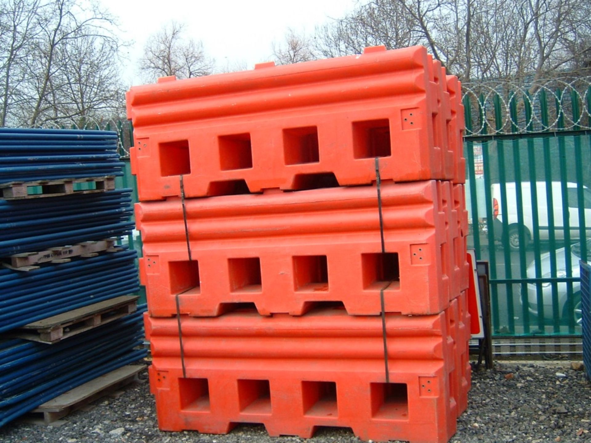 24X LARGE SIZED WATER FILLED TRAFFIC BARRIERS 12 RED 12 WHITE. - Image 2 of 3