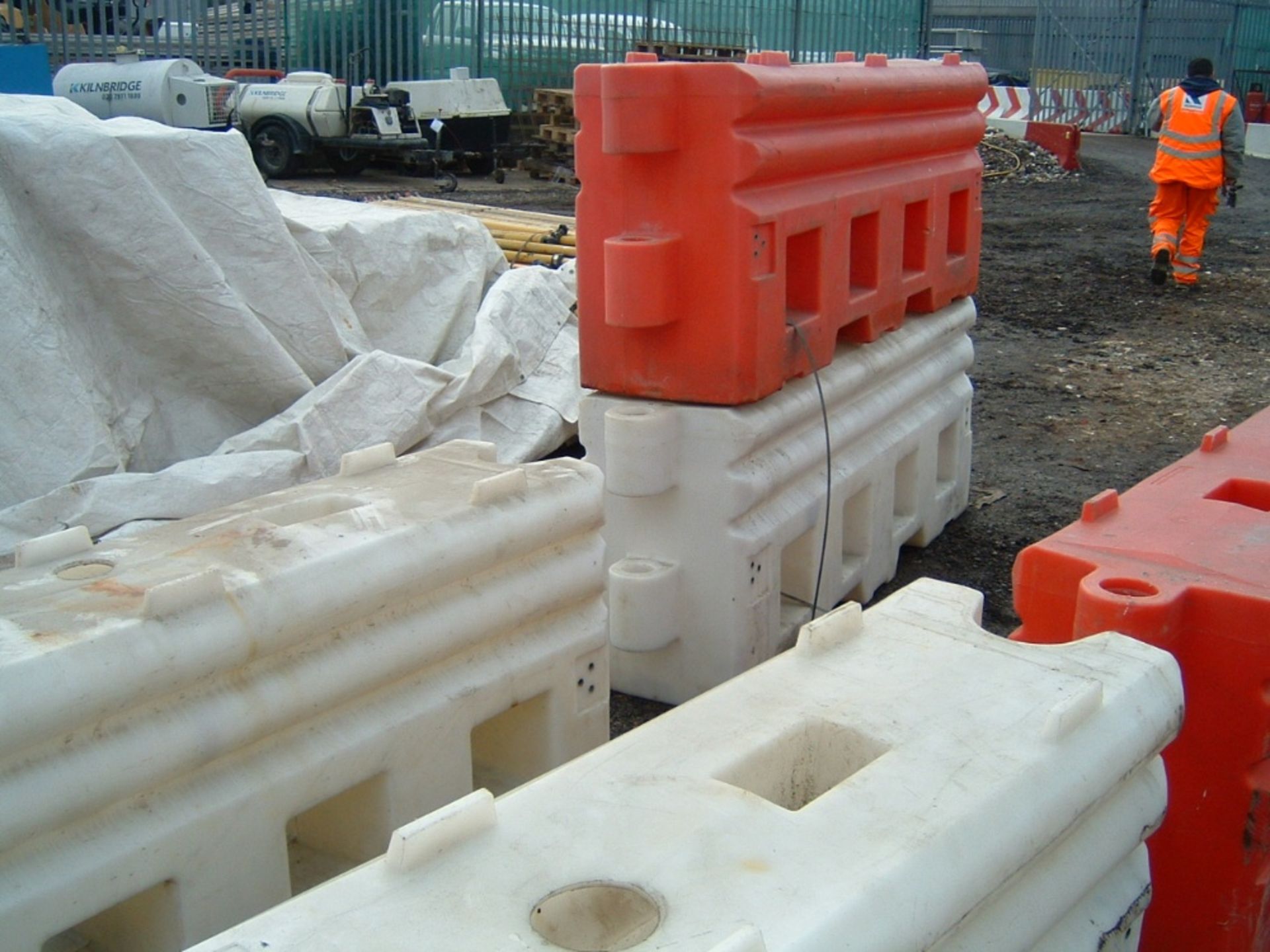 24X LARGE SIZED WATER FILLED TRAFFIC BARRIERS 12 RED 12 WHITE. - Image 3 of 3