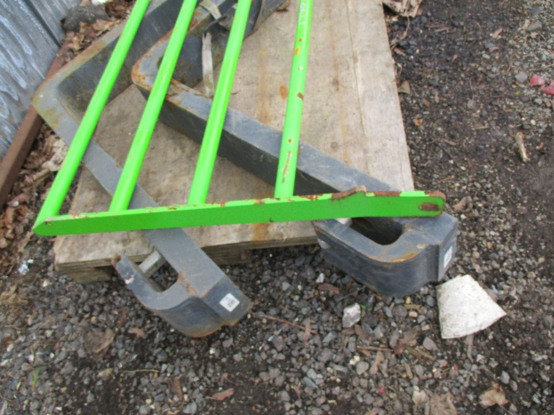 PAIR OF EXTRA HEAVY DUTY MERLO TELEHANDLER FORKS LITTLE USED C/W REAR FRAME - Image 2 of 3