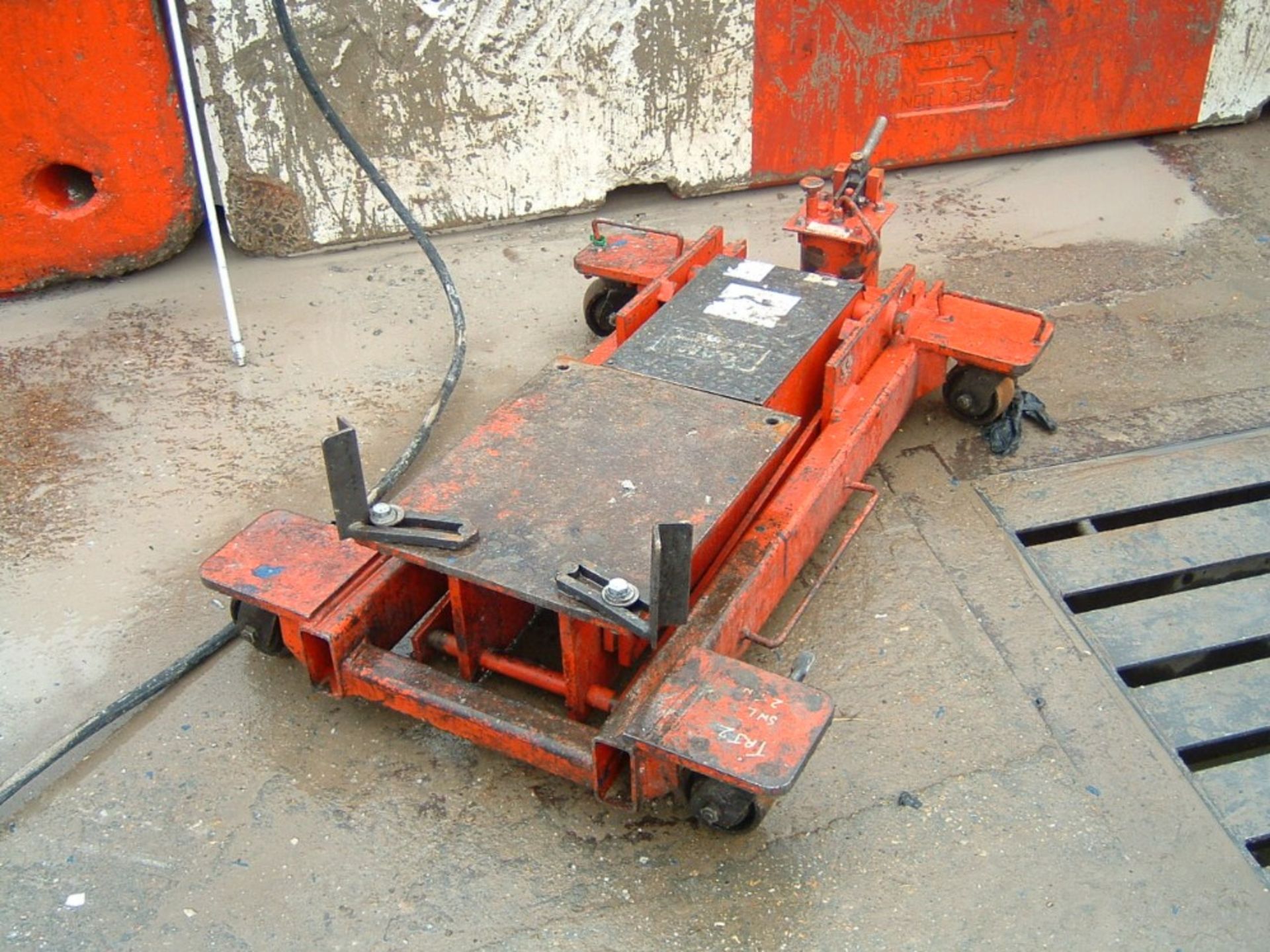 LARGE SIZED TRANSMISSION JACK DESCRIBED AS BEING IN USE. - Image 2 of 3