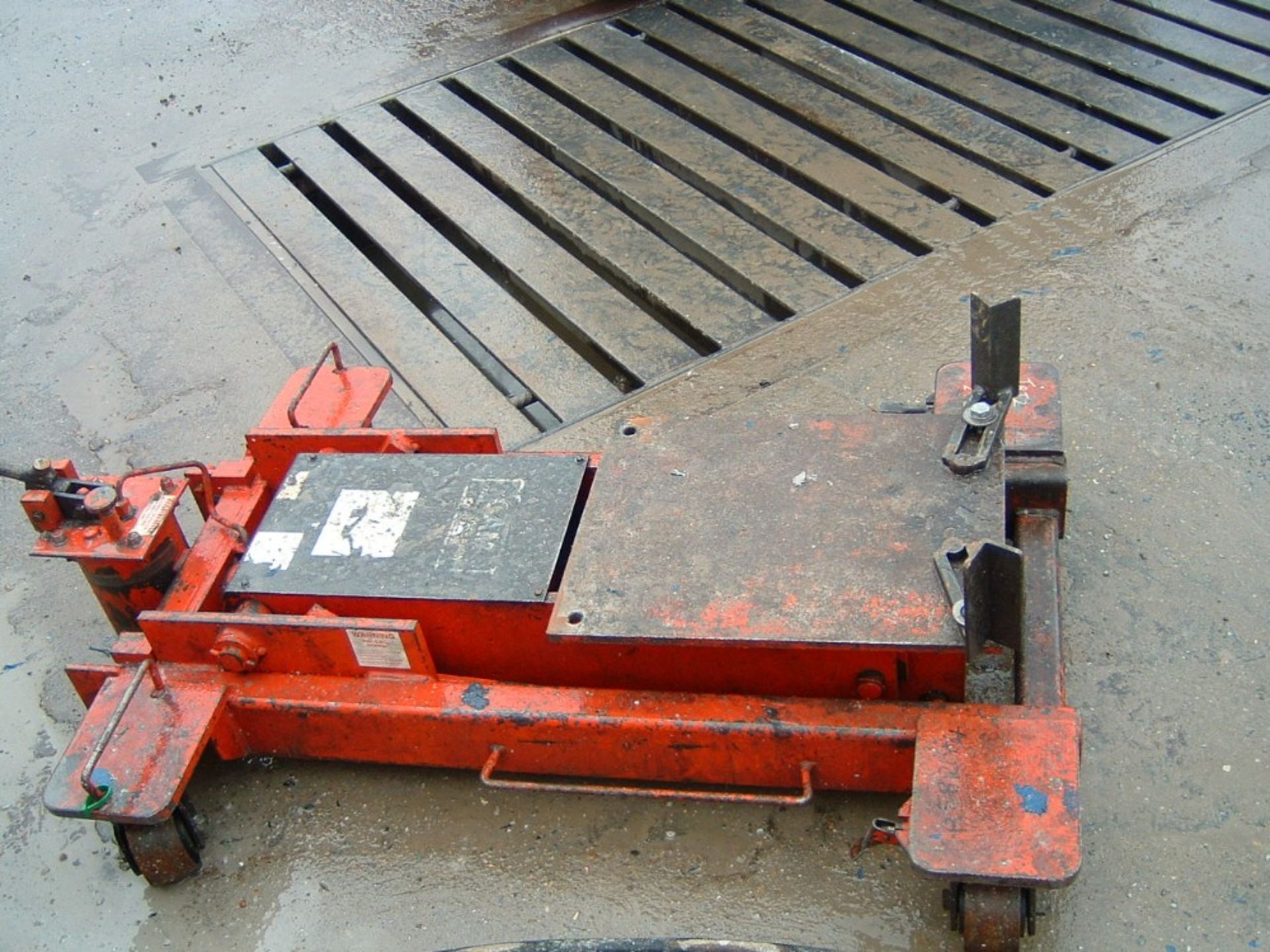 LARGE SIZED TRANSMISSION JACK DESCRIBED AS BEING IN USE. - Image 3 of 3