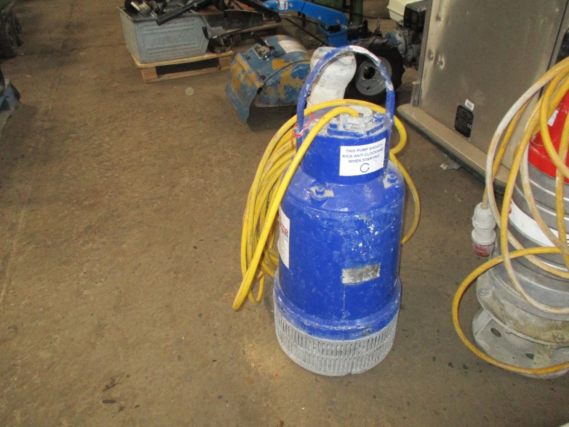 LARGE CAPACITY SUBMERSIBLE WATER PUMP. - Image 2 of 4