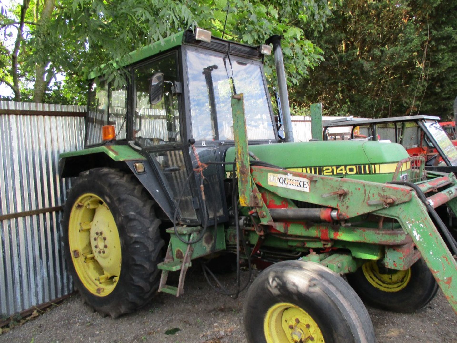 JOHN DEERE 2140 2WD TRACTOR C/W QUICKE LOADER - Image 3 of 4