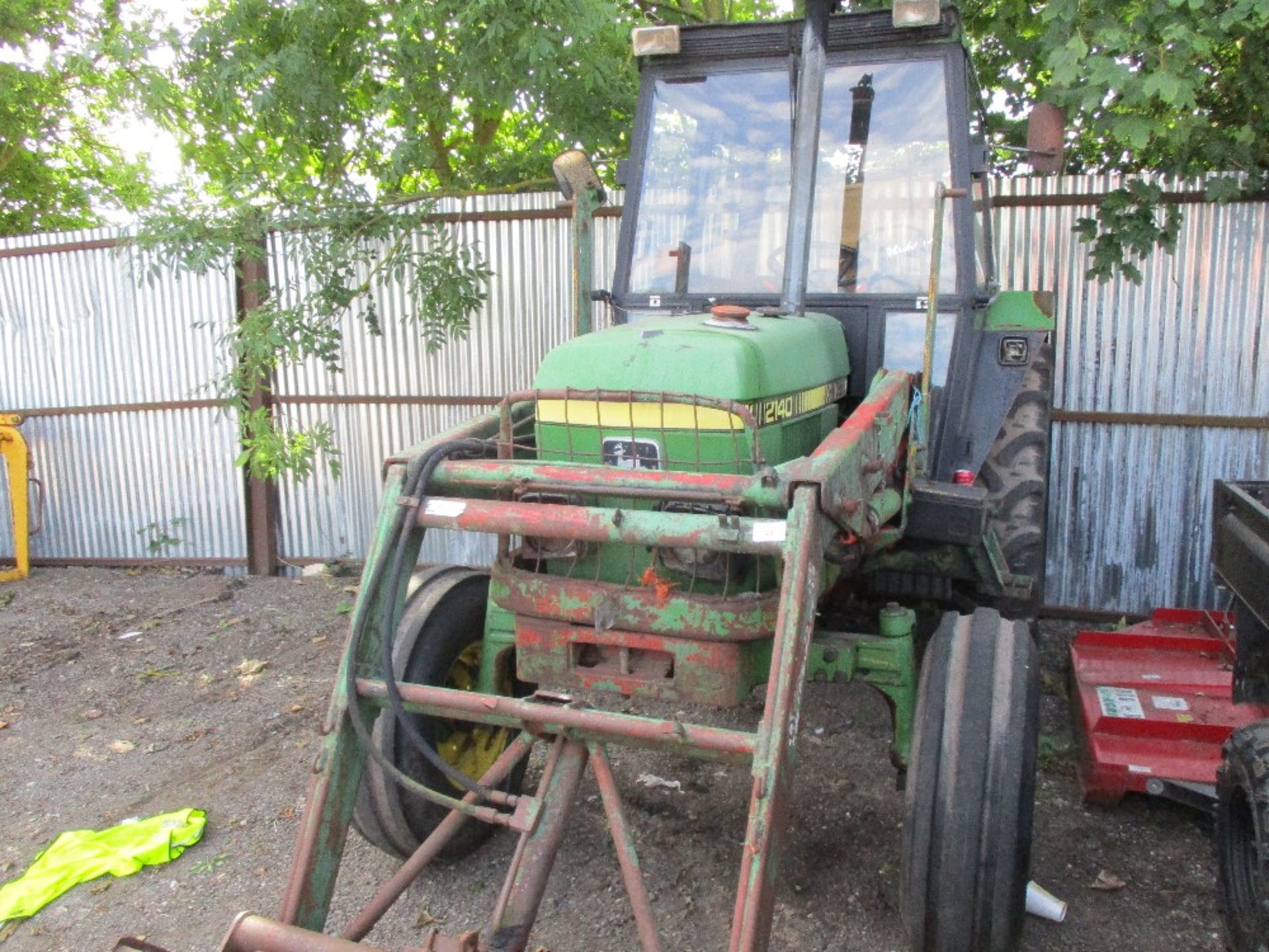 JOHN DEERE 2140 2WD TRACTOR C/W QUICKE LOADER