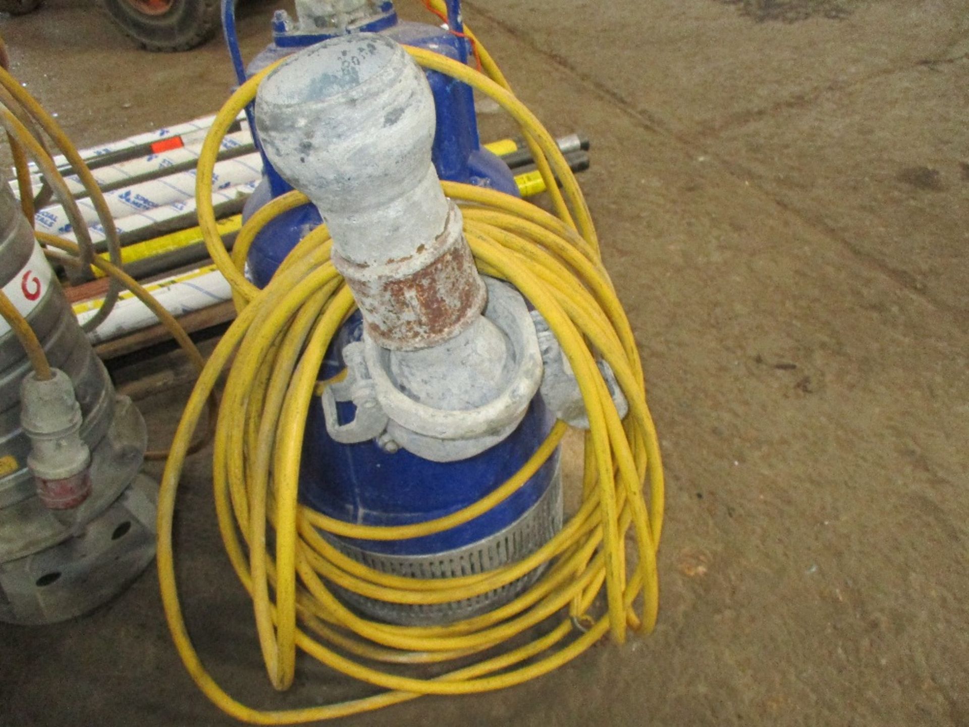 LARGE CAPACITY SUBMERSIBLE WATER PUMP. - Image 4 of 4