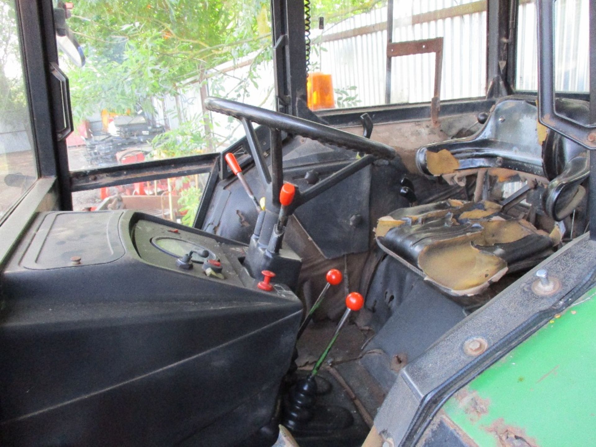 JOHN DEERE 2140 2WD TRACTOR C/W QUICKE LOADER - Image 4 of 4