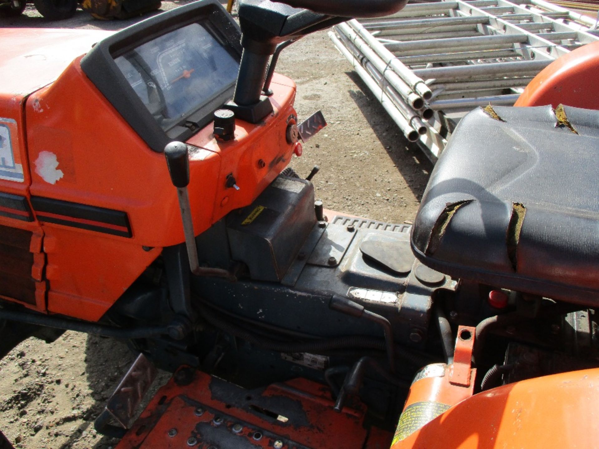 KUBOTA B2150 4WD COMPACT TRACTOR WITH HYDRASTATIC DRIVE - Image 3 of 7