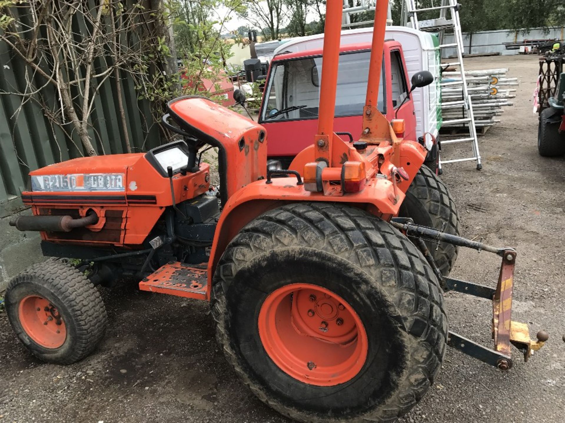 KUBOTA B2150 4WD COMPACT TRACTOR WITH HYDRASTATIC DRIVE - Image 2 of 7